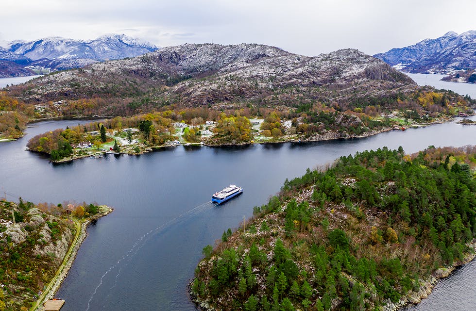 «Rygerdronningen» på ferd i Lysefjorden. Frå april blir det elektrisk framdrift når turistar skal fraktast inn i det populære området i Rogaland. Foto: Morten Sivertsen/Enova