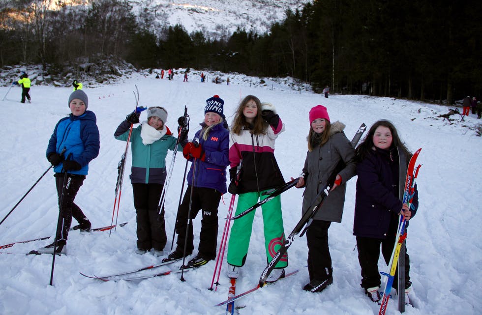 Denne gjengen meiner ein skidag er eit knallkjekt avbrekk frå matte- og norsktimane på skulen. F.v.: Thomas Rødde, Thea Rødde, Maria Stene Bauge, Linnea Liodden, Jenny Alice Berentsen Trovåg, Mira Høviskland Halvorsen.
Foto: Grethe Hopland Ravn