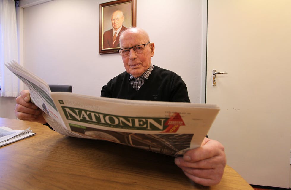 Ole Fatland døydde før helga. Her på jobb som 90-åring, der det å halda seg orientert om næringa, var ei av dei faste oppgåvene. Arkivfoto: Jon Edvardsen