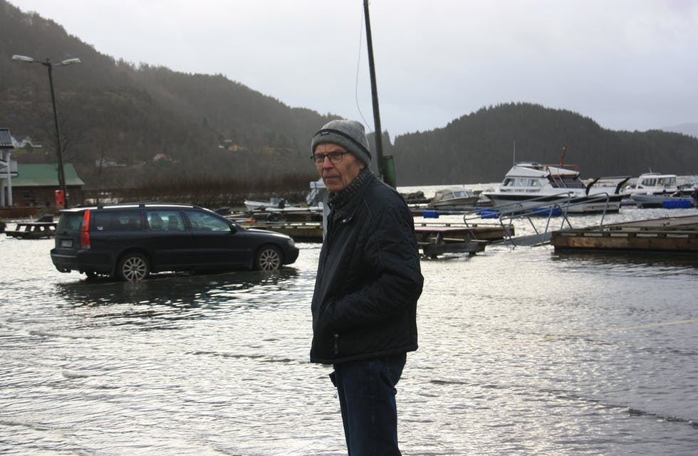 Harald Stølsmark frå Vikedal hadde tatt turen til småbåthamna der vatnet gjekk langt innover kaikanten. Foto: Irene Mæland Haraldsen