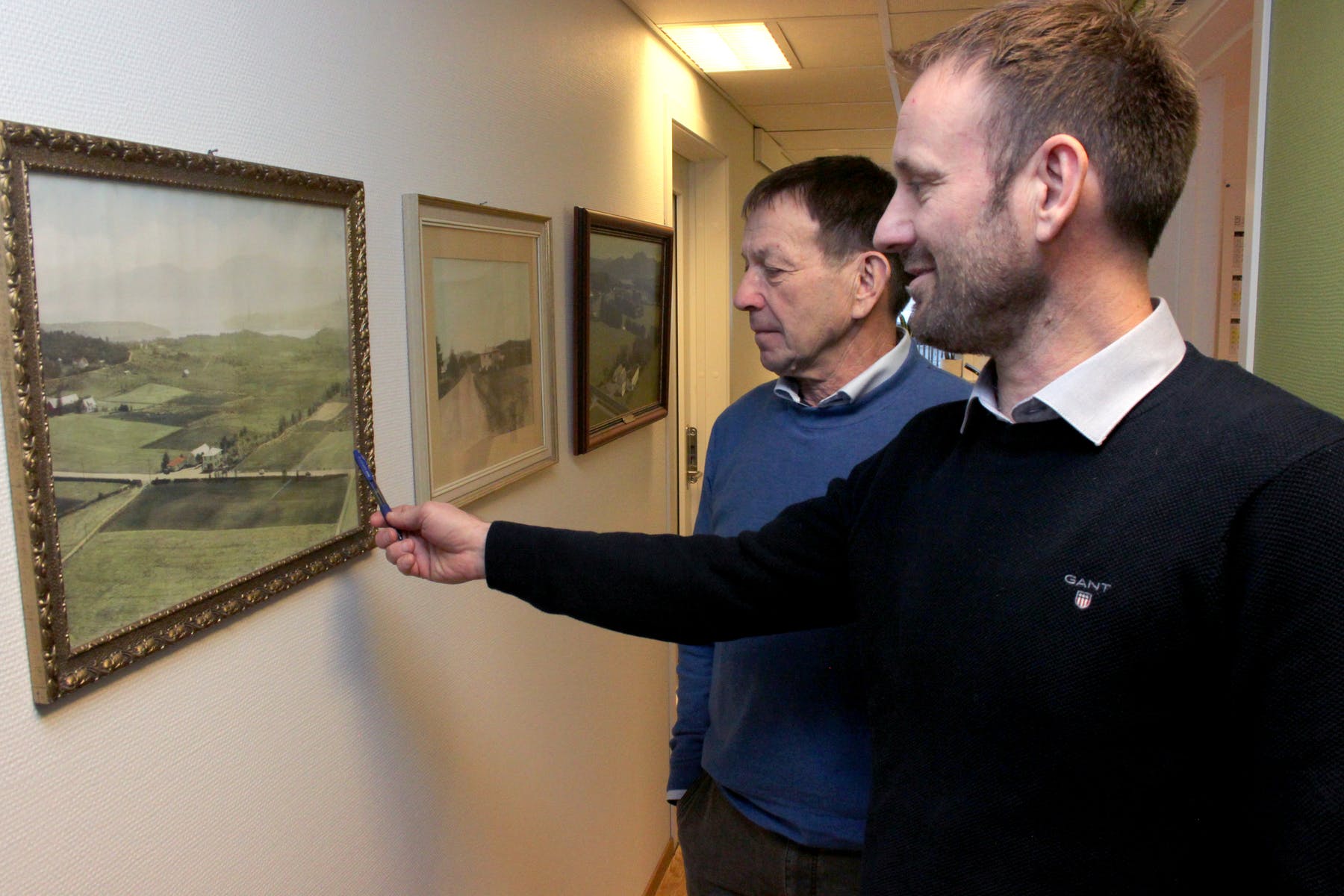 Desentralisert bedrift. Jarle og Jone Tveit studerer gamle bilde av hovudkontoret, som tidlegare var landhandel, på Liaheia i Skjold.
FOTO: Arne Frøkedal