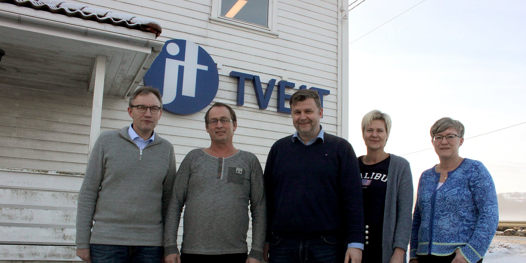 Ei knippe veteranar som alle har jobba over 25 år i Tveit Regnskap. F.v. Haldor Skare, Lars Rune Litlehamar, Rune Gjelsteen Johnsen, Sølvi Lysen Nordtveit og Siv Bente Stople Østbø.