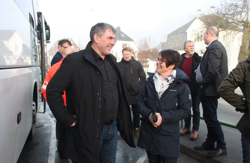 Mette Heidi Bergsvåg Ekrheim (Sp) og Ole Johan Vierdal (Sp) var guidar for fylkeskommunen på befaring innover E134 fredag. Foto: Øystein Birkenes