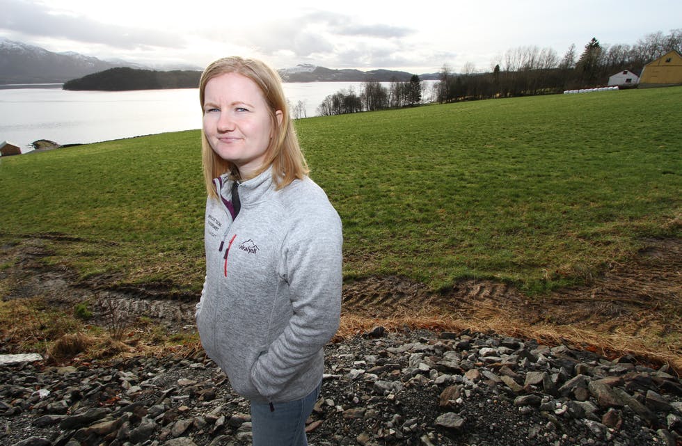 Emilie Moi Eikje er leiar for prosjektet om frivillige tiltak i landbruket på Haugelandet der Oppdrag Skjoldafjorden er ein del av det. No håpar ho å få bønder og Tysvær med på miljøavtalar for å bøte på den dårlege tilstanden i terskelfjorden. Foto: Jon Edvardsen