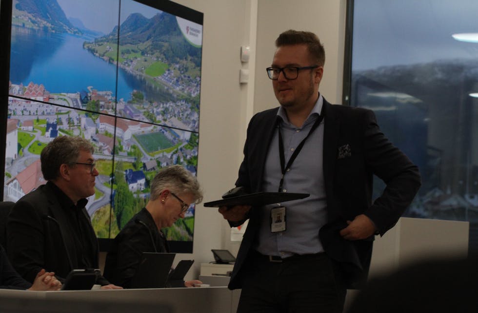 Økonomisjef Vegard Bang i Vindafjord kommune hadde gode nyhende om titals millionar i overskot i kriseåret 2019. Til venstre ordførar Ole Johan Vierdal (Sp) og varaordførar Tove Elise Olsen Frøland (Ap). Foto: Jon Edvardsen