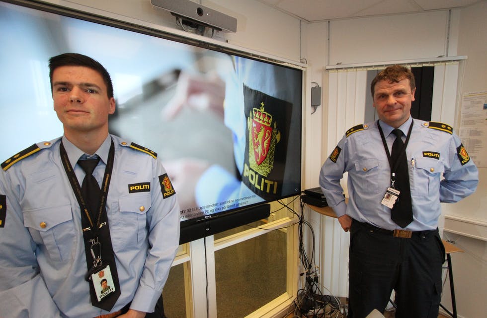 Politikontakt Kristoffer Haugland (t.v.) og konstituert lensmann Arild Austrheim i Etne og Vindafjord lensmannsdistrikt kan slå fast at kontoret har den største nedgangen i straffesaker i politidistriktet i fjor. Men nettkriminaliteten er i vekst. Foto: Jon Edvardsen