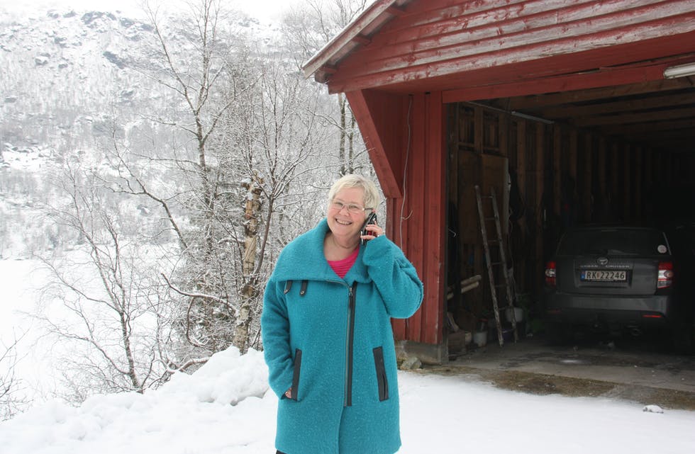 Når fasttelefonen er død må Wenche S. Lilleland ut til garasjen for å finna mobildekning.
Foto: Irene Mæland Haraldsen