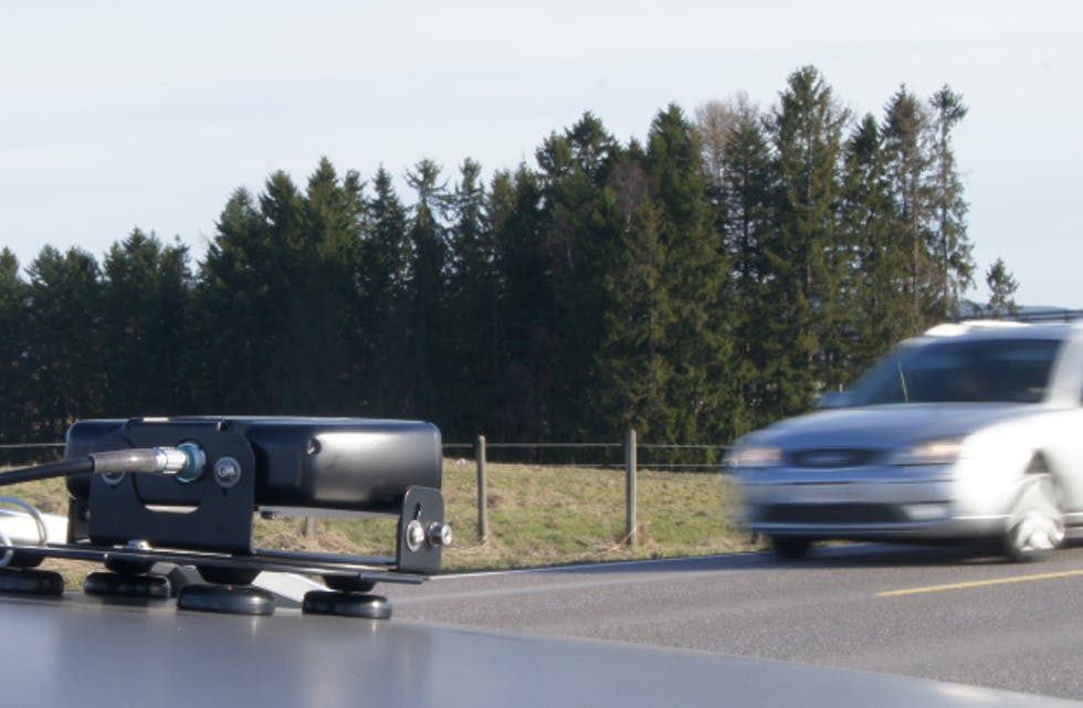 Kameraet til venstre er utstyrt med teknologi som les av registreringsnummeret på bilane som passerer.
Foto: Statens vegvesen