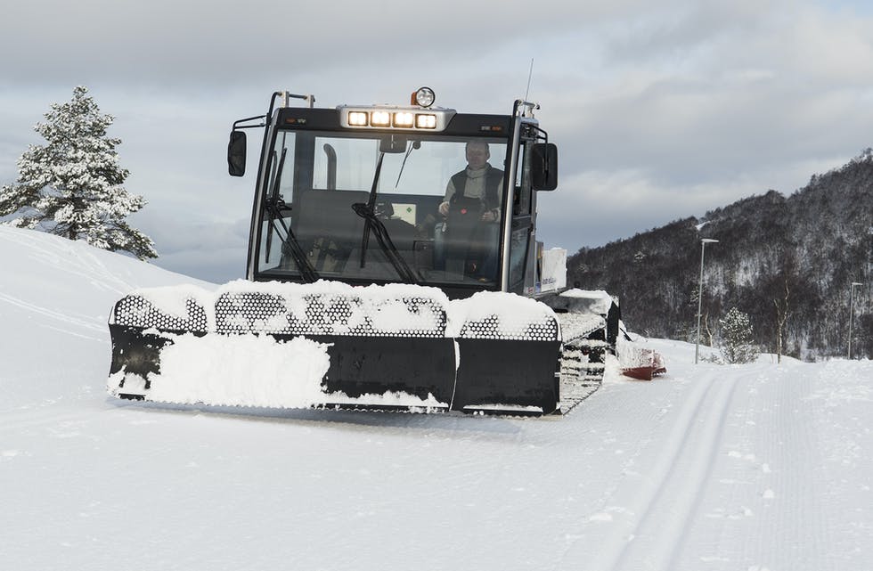 Med gamp frå 150 hestekreftar syt den nye trakkemaskina til Vindafjord IL for at skiløypene frå Fjellstøl til Olalia er i god stand. FOTO: TORSTEIN TYSVÆR NYMEN
