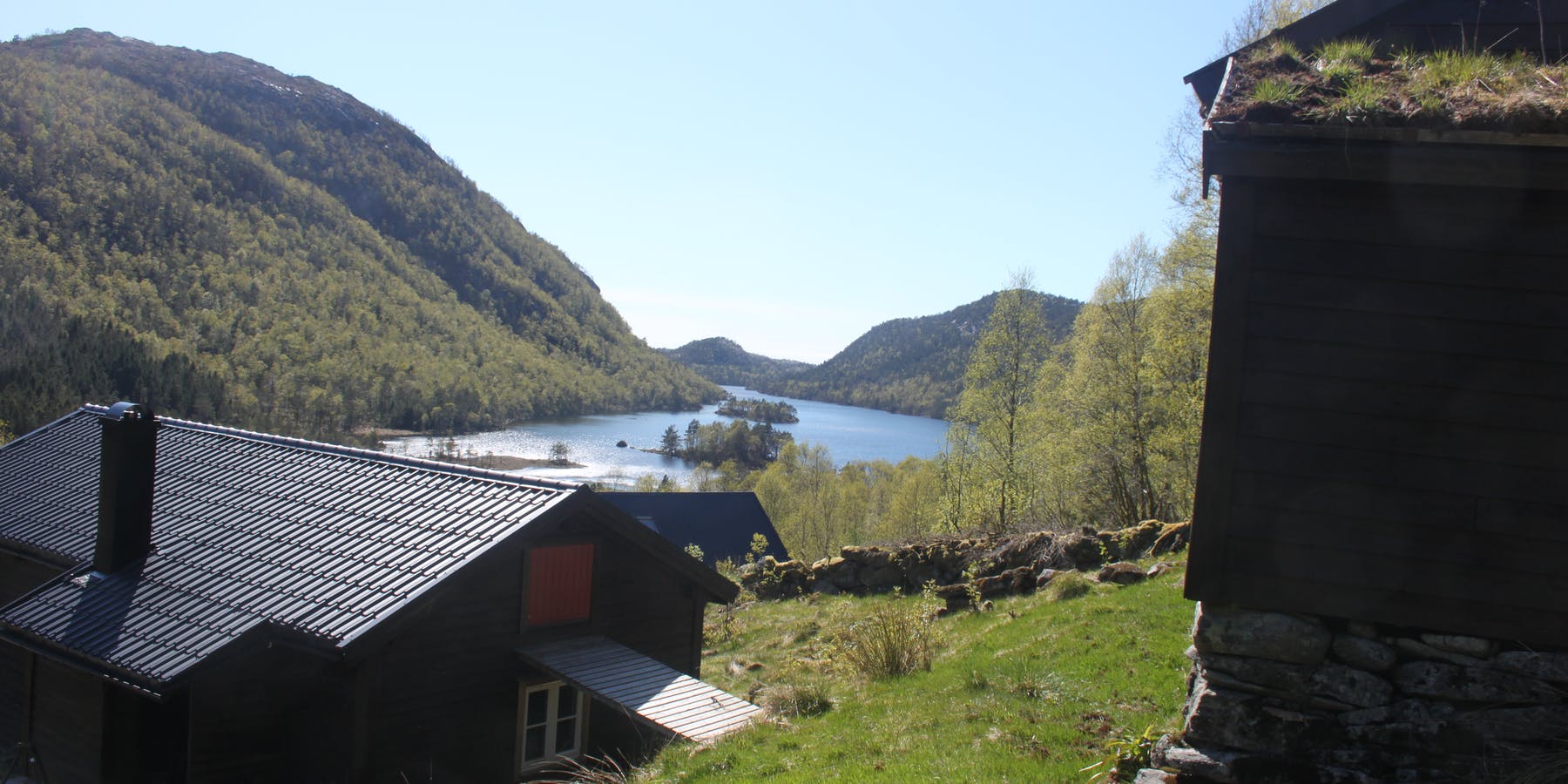 Frå dei gamle husmannsplassane inst Longåsdalen i Vikebygd er det god utsikt. Foto: Arne Frøkedal