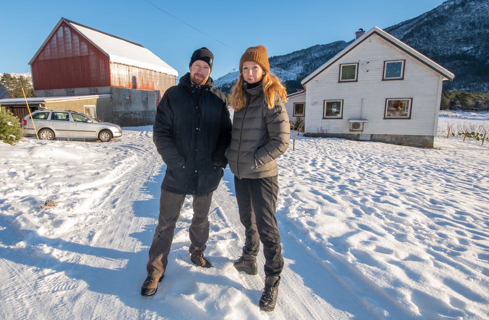 Nicolai Rasmussen og Elin Askeland flytta frå storbylivet i København til småbruket Moberg på Solheim i Skjold for å finne ro og utvikle staden til besøksgard. Nå fryktar dei at Statnett sine planar om ei stor kraftlinje vil rasere draumen.
FOTO: TORSTEIN TYSVÆR NYMOEN