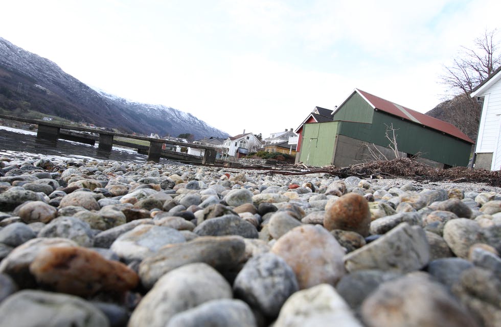 Svært mykje av plastsylindrane som var ved fjordkanten i Sandeid i november, er ikkje å sjå lenger. Dei blir brukte i reinseanlegg, og det har vore eit utslepp ingen vil vedkjenne seg. Foto: Jon Edvardsen