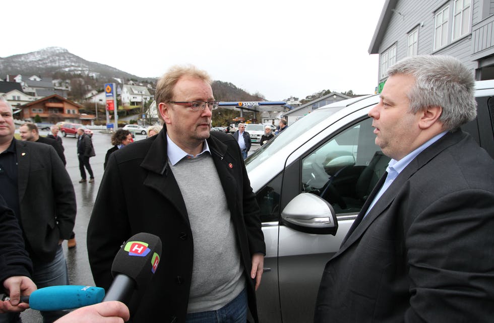 Terje Halleland (Frp) i samtale med partikollega og dåverande statssekretær i Samferdsledepartementet, Bård Hoksrud, som var i Ølensvåg for å lytte til heile Haugalandet si klare melding om å prioritere E134 som den sentrale ferdselsåra aust-vest. Slik er det ikkje i Statens vegvesen sine innspel til ny NTP. Arkivfoto: Jon Edvardsen