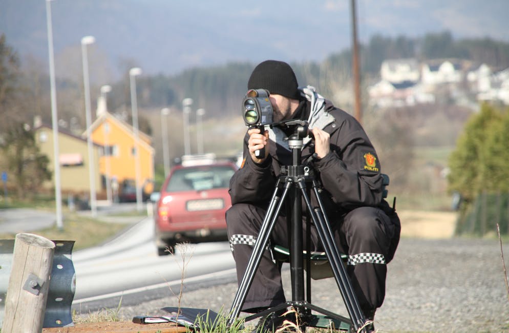 Ein ung mann mista førerkortet i 60-sona i Øvre Vats tidleg måndag.
ARKIVFOTO