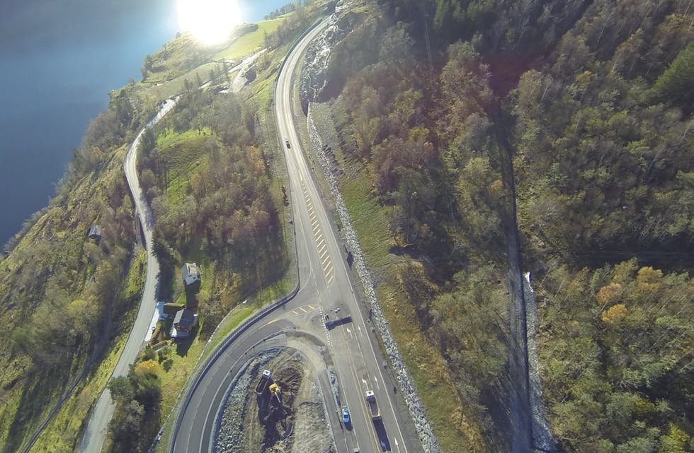 Her er krysset på nye E134 sett i retning vestover. Avkøyringa til Stordalsvegen mot Skånevik er vegen til venstre. Bilete er tatt før vegen vart opna. FOTO: JAN MARTIN GRINDHEIM