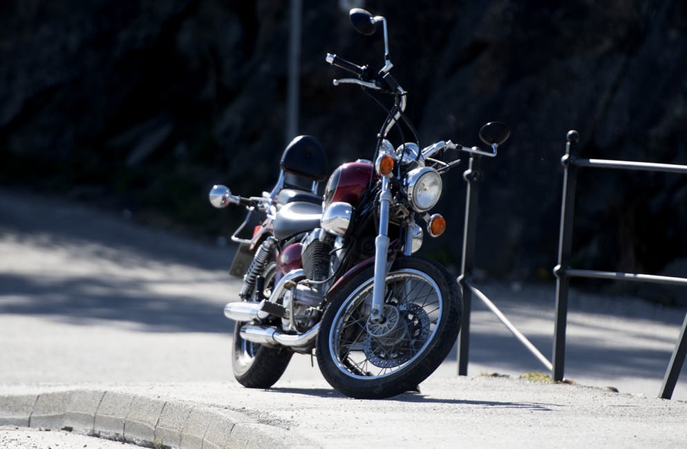 Føraren av denne motosykkelen skal ikkje vere alvorleg skadd etter eit uhell på E134 laurdag ettermiddag.
FOTO: TORSTEIN TYSVÆR NYMOEN
FOTO: TORSTEIN TYSVÆR NYMOEN