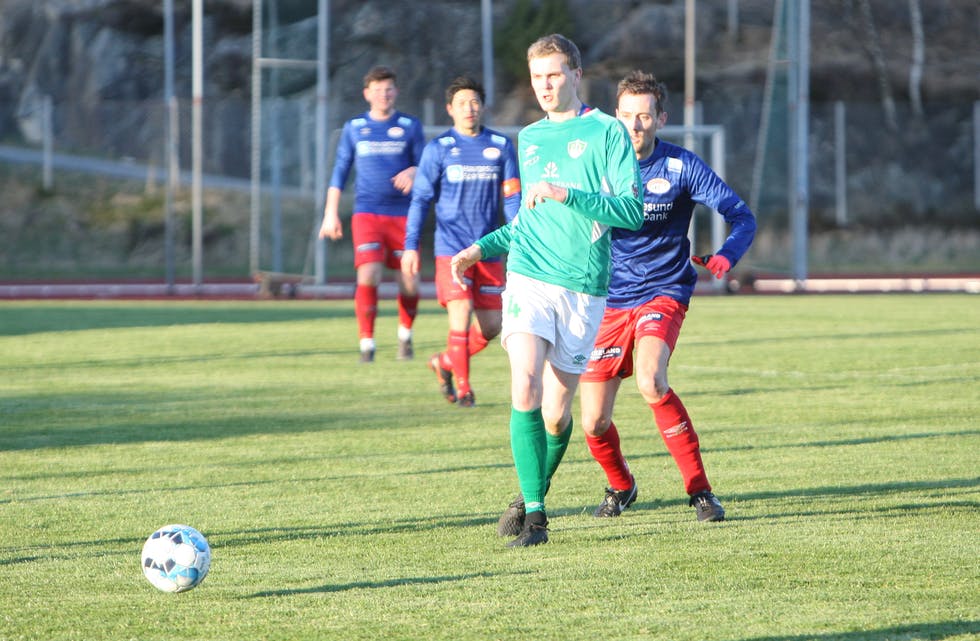 Sigbjørn Sævereid med eitt av måla til Etne mot Rubbestadnes. Arkivfoto: ALF-EINAR KVALAVÅG / TYSVÆR BYGDEBLAD