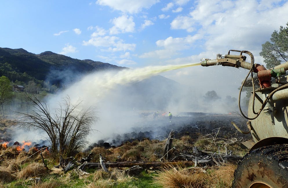 Også sivitl utstyr blei sett inn i sløkkinga av lyng- og grasbrannen i Vats.
Foto: Tor Andre Johannessen