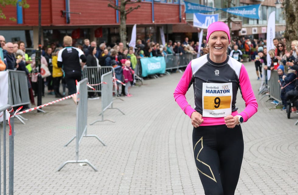 Gro Anita Aartun Imsland var første kvinne over målstreken då Sunnhordland maraton blei arrangert på Stord 5. mai. Foto: Ingvild Siglen Berger/Sunnhordland