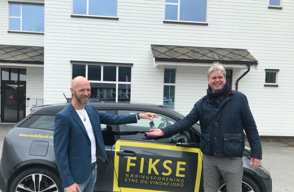 Asbjørn Moe (t.v.) overlet roret i Fikse Næringsforenining til Nils Einar Steinstø. Pressefoto
