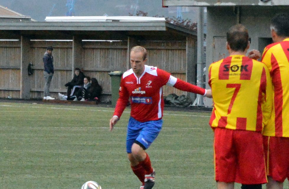 Her kjem saken. Billedteksten: Ølen-kaptein Magne Christiansen noterte seg for det siste målet i kampen. Foto: Magne Skålnes