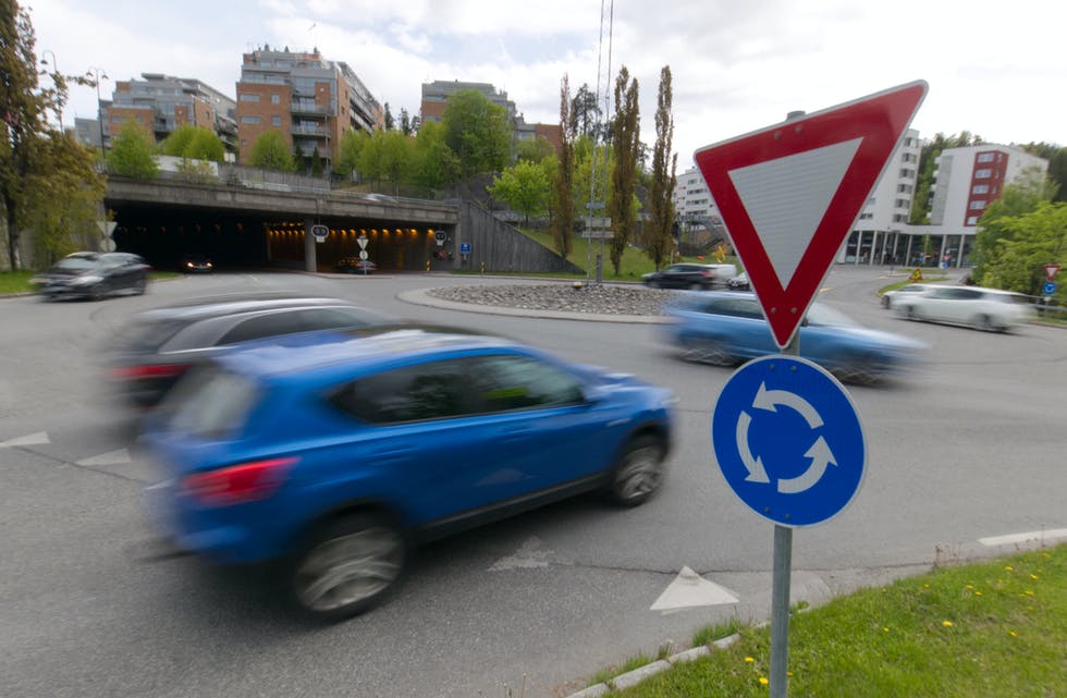 Bruk av blinklys til venstre før rundkøyring vekkjer debatt, fastslår IF. Foto: IF