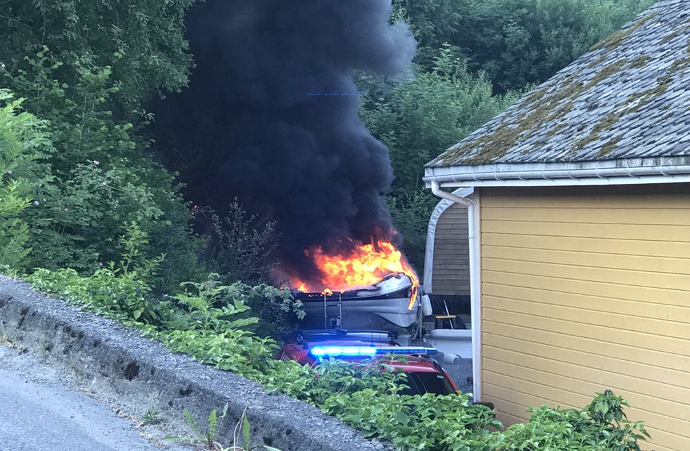 Svart røyk velta ut då båten kom i brann.
Foto: Privat