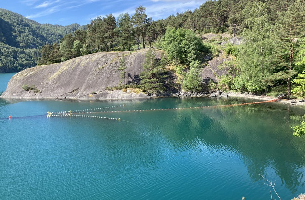 Havforskingsinstituttet sette opp ny lakseruse i Seldalsvik i Etnefjorden måndag kveld. Nå er det stolne reiskapen kome til rette.
Foto: Arne Frøkedal