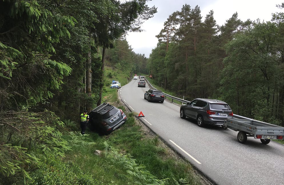Politiet i arbeid på ulykkesstaden i Etne.
FOTO: ARNE FRØKEDAL
