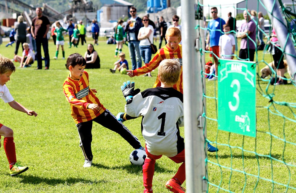 Birk P. Hesjedal og Kim Andre Bauge Skjold frå Skånevik i aksjon mot Stegaberg under Etne Cup i 2015.
FOTO: ØYSTEIN BIRKENES