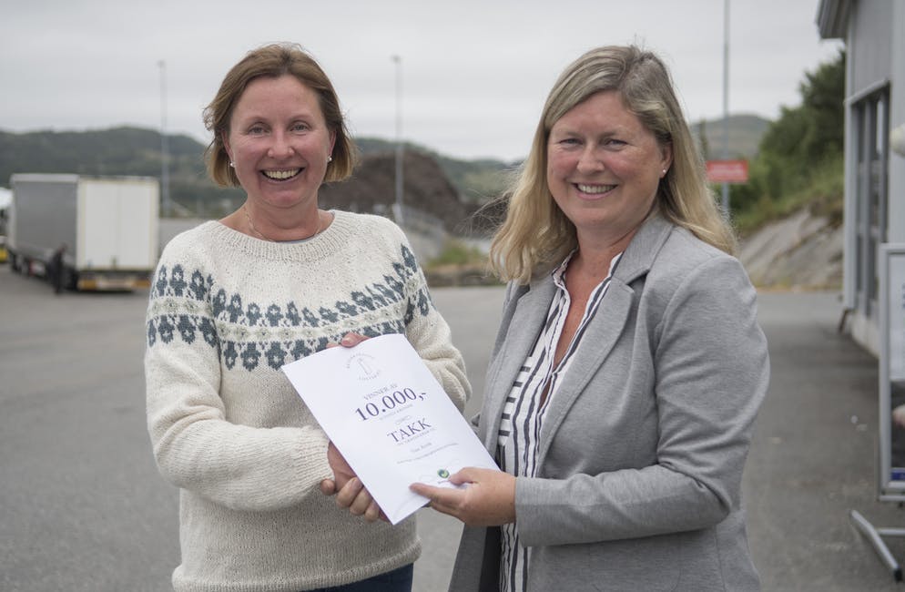 Tina Årvik (t.v.) frå Vikedal vart den åttande vinnaren i Returkartonglotteriet som har adresse i Grannar-distriktet. Administrerande direktør Gro Staveland i HIM gratulerte vinnaren måndag.
FOTO: TORSTEIN TYSVÆR NYMOEN