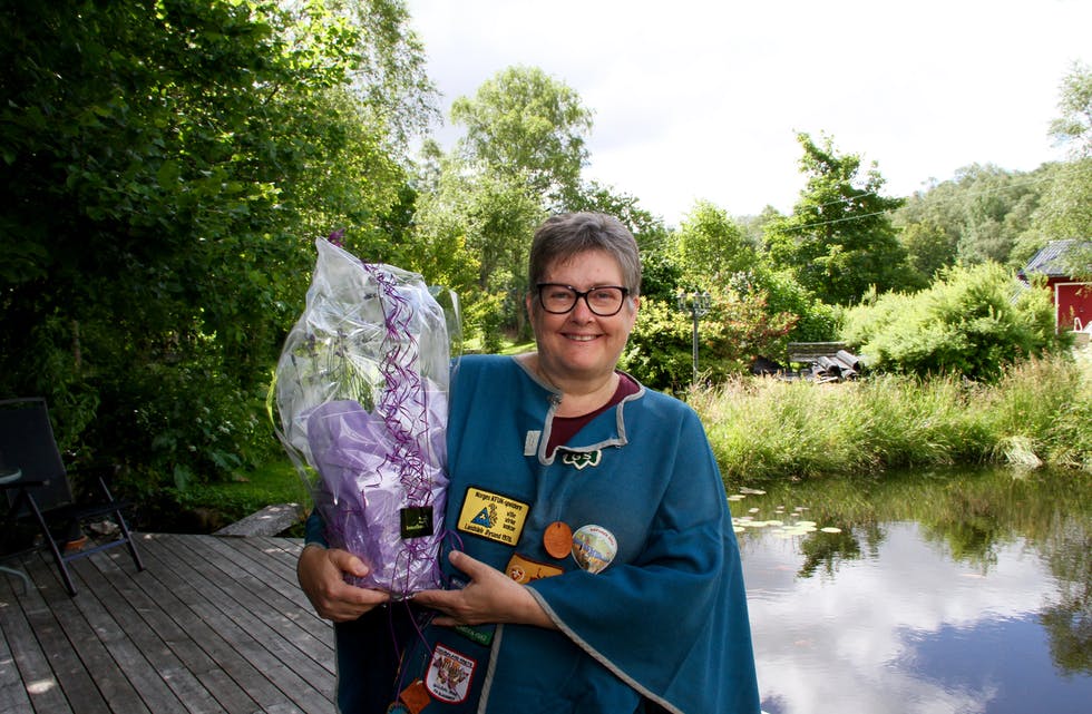 Anne Lise Mortveit i Skjold set stor pris på sommarblomen frå Grannar. Blomen får ho for iherdig innsats for speidaren i 45 år. Foto: Grethe Hopland Ravn