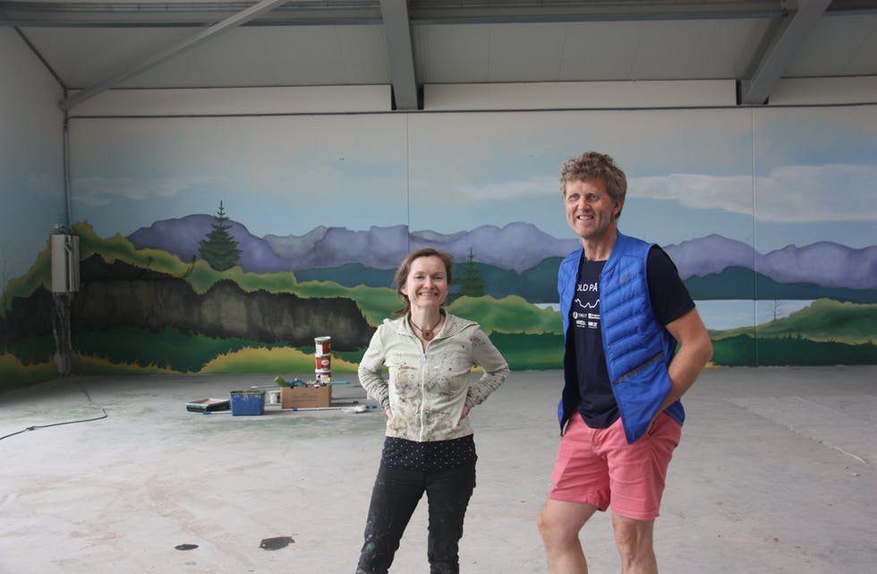 Veggdekorasjon i store dimensjonar. Kunstnar Aud Sigrid Flesland har malt skjoldanaturen på veggen i reiskapshuset til Magnar Fjeldhiem. Foto: Irene Mæland Haraldsen