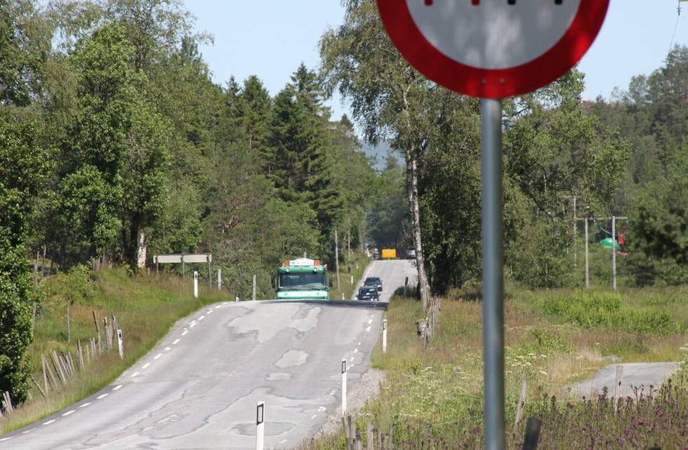 Den vesle bakketoppen på E134 ved Opheim skjuler mange motgåande bilar. Planane om å fjerna humpen før ferietrafikken sette inn, er utsett. Foto: Arne Frøkeda