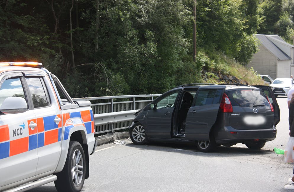 Vegen er opna att etter uhellet på Håfoss bru i Etne. Uhellet skjedde like før klokka 14.
FOTO: IRENE MÆLAND HARALDSEN
