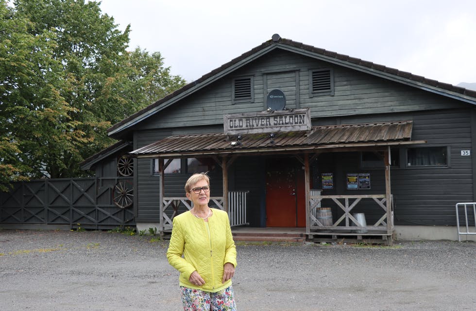 Aslaug Mala ved old River Saloon i Etne ynsjer lik smittevernpraksis ved alle utestader og arrangement. Foto:Irene Mæland Haraldsen