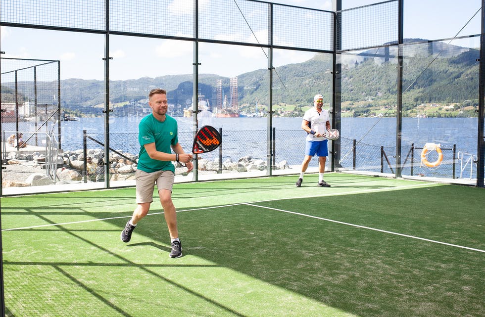 Bjørn Fosser (40) frå Bærum (t.v.) testar her paddle-banen i Ølen. Saman med to kameratar var han på paddle-turné i sist veke, og var innom banar i Drammen, Tønsberg, Skien, Kristiansand, Eigersund, Stavanger og Ølen. Snorre Erlandsen (t.h.). Foto: Anita Haugland