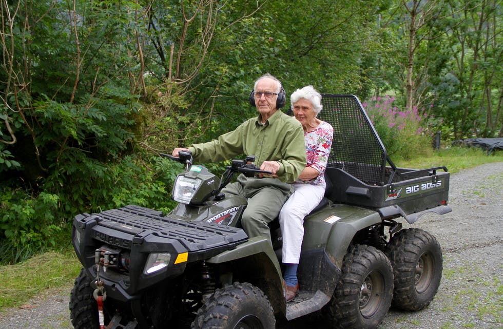Torleiv og Berta Johanne Nilsen nyttar godt av sekshjulingen dei har på garden. Sjølv om dei har nådd 91 og 87 i alder, er dei framleis spreke og bur heime. Eit sunt kosthald og eit godt liv er nøkkelen. Foto: Grethe Hopland Ravn