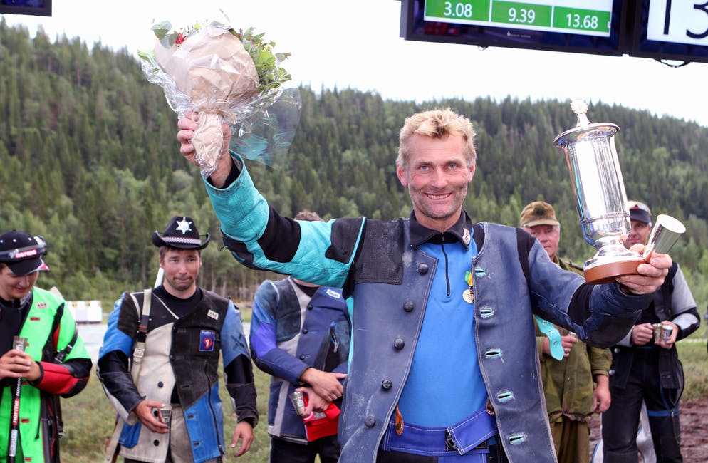 Jubla for siger. Bjørn Kjetil Skipevåg har verkeleg prestert under LS i Stjørdal. Torsdag vann han finalen i felthurtigskyting.
Foto: Vidar Alfarnes