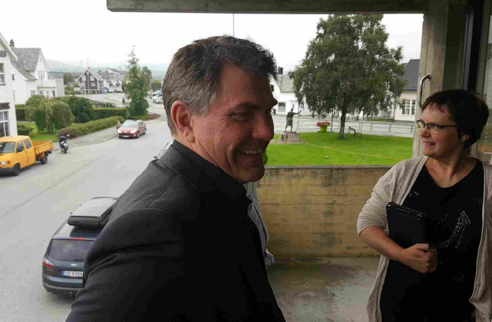 Vindafjord-politikarane Ole Johan Vierdal og Inga Øverland Apeland, her på balkongen på Etne tinghus, aksepterer Etne som kommunenamn.
Foto: Jon Edvardsen