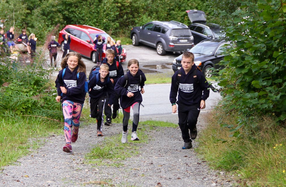 Team 2 er klare for nye oppgåver. Dei løyste oppgåve 1 på nest beste tid og får fire minutt forsprang på lag Team 3. F.v: Turid Vivelid, Viljar Solheim, Sander Sandsgård, Astrid Håvarstein Lothe og Jonathan Tønnesen Vestbø. Foto: Grethe Hopland Ravn