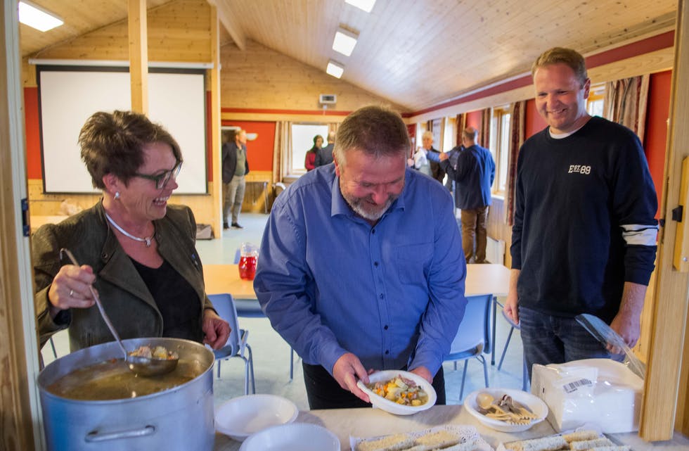 Etne-ordførar Mette Heidi Bergsvåg Ekrheim og resten av dei lokale Sp-politikarane sørge for å krydre både suppa og E134-argumenta då dei hadde besøk av Bengt Fasteraune som sit i transportkomiteen på Stortinget. Til høgre er Sp-rådgjevar Nils Ramsøy.
FOTO: TORSTEIN TYSVÆR NYMOEN