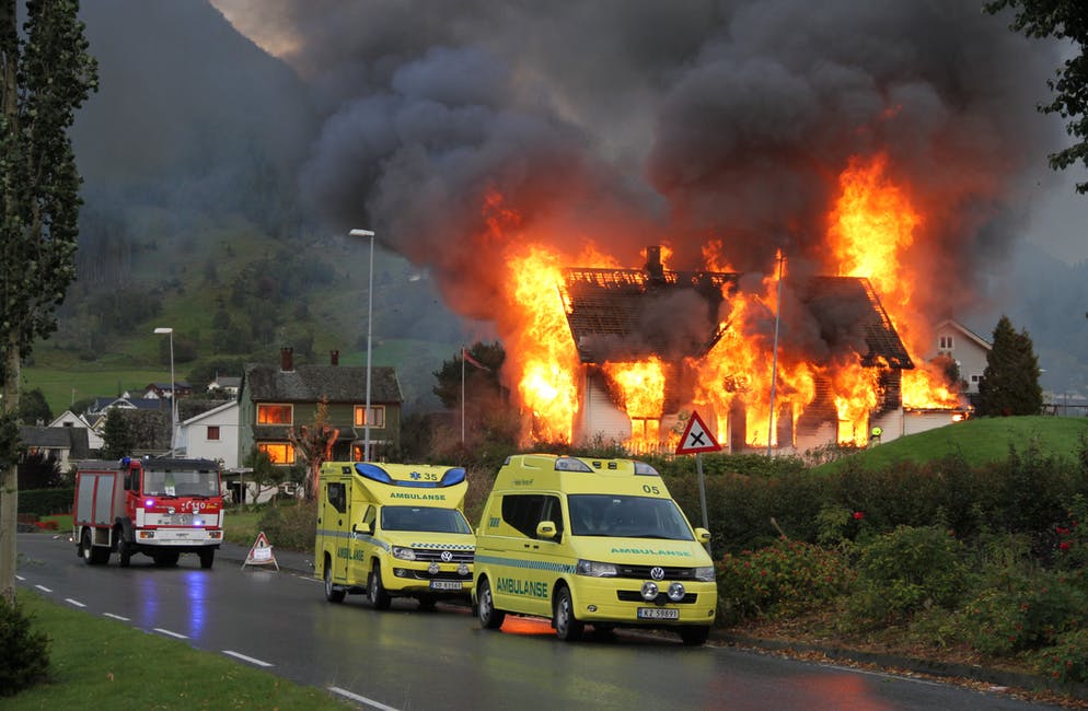 Udramatisk. Brannen i Public-bygget i Ølen var del av ei større øving der fleire naudetatar deltok.
Foto: Jon Edvardsen