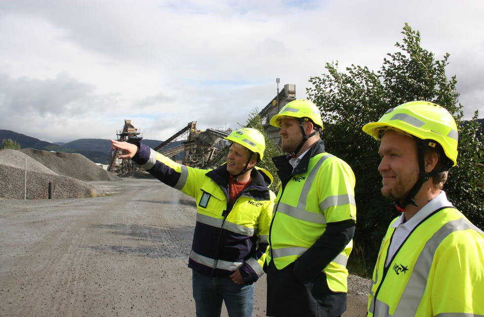 Dagleg leiar i NCC Industry Etne, Marius Sande (t.v) viste samferdselsminister Jon Georg Dale (Frp) og partikollega Kenneth Karlsen rundt på anlegget. Foto: Irene Mæland Haraldsen