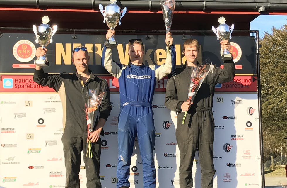 Sølve Østbø frå NMK Vikedal og Ølen sikra seg VM-tittelen i bilcross etter at Bergen-førarane Atle N. Teigland (nr. 2) og Marius Havre (nr. 3) fekk problem i finaleløpet. Foto: Privat