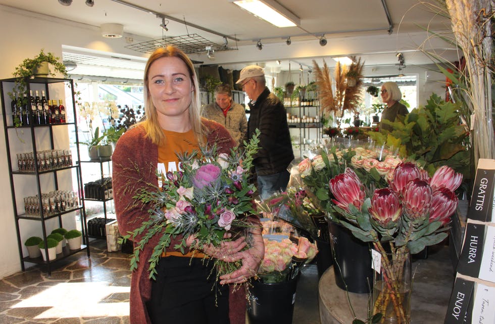 Birthe Eliassen er glad for å kunne invitere til oppussa og gjenopna blomsterbutikk i Skånevik sentrum. Foto: Øystein Birkenes