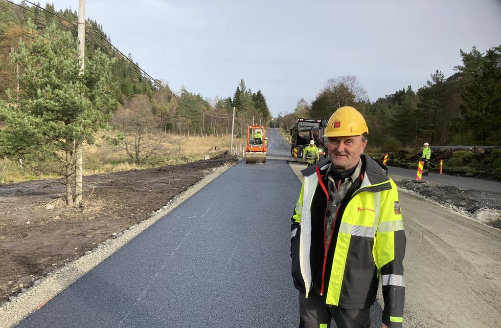 Toralv Tveit likar seg betre ute på anleggsområdet enn på kontoret. Her på Opheim i Ølen der Tveit Maskin utfører oppdraget for Statens vegvesen med å fjerna den mykje omtala humpen på E134.
Foto: Arne Frøkedal
