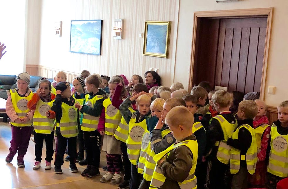 Desse førsteklassingane i Etne er utstyrte med refleksvestar, som gåve frå den lokale Lions-klubben. Foto: Privat