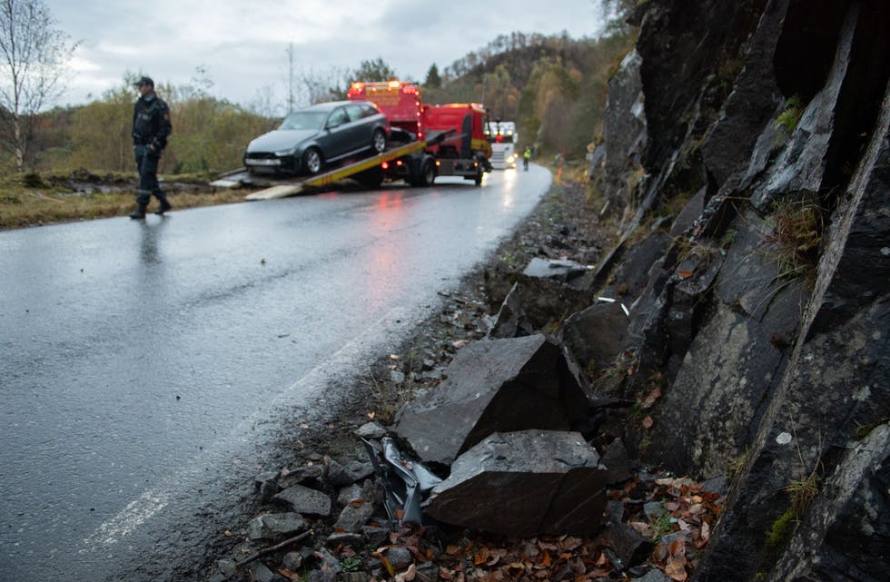 Store steinar og bildelar ligg i grøfta på fylkesveg 48 etter ulykka torsdag morgon.
FOTO: TORSTEIN TYSVÆR NYMOEN