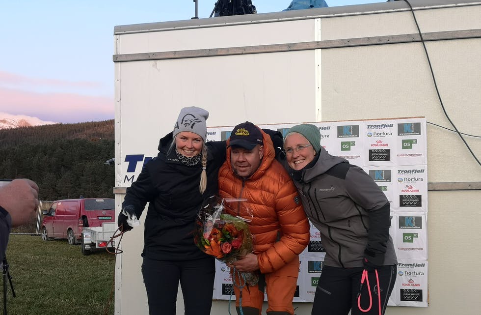 Jane Espevoll frå Vikedal (t.v.), Anders Eklund og Karin Mattsson på pallen under NM i bruk av gjetarhund. Foto: Privat